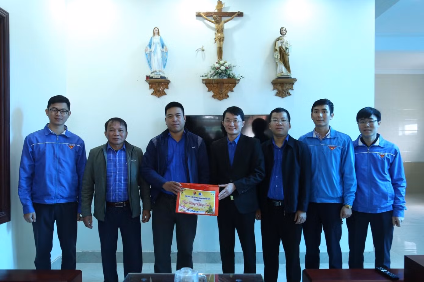 Thăm, chúc mừng các thanh niên Phạm Văn Dương - Bí thư Chi đoàn xã Nghi Trung và Nguyễn Văn Hiền - Ủy viên Ban Thường vụ Đoàn xã Nghi Diên.