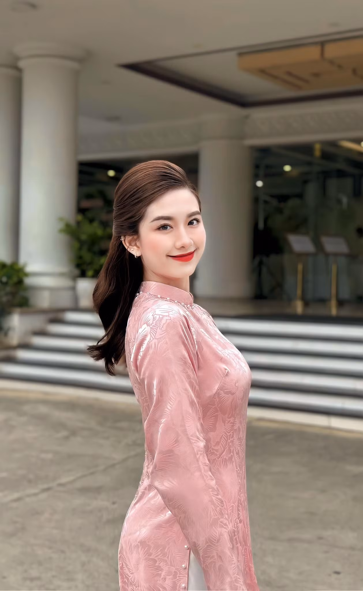 Gương mặt xinh đẹp, làn da trắng mịn cùng phong thái tự tin, thanh lịch, Doanh Nhi nhanh chóng “ghi điểm” với cộng đồng mạng.