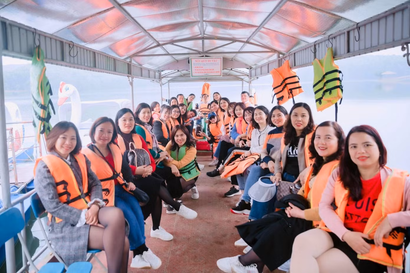 Trải nghiệm du thuyền trên đập nước.