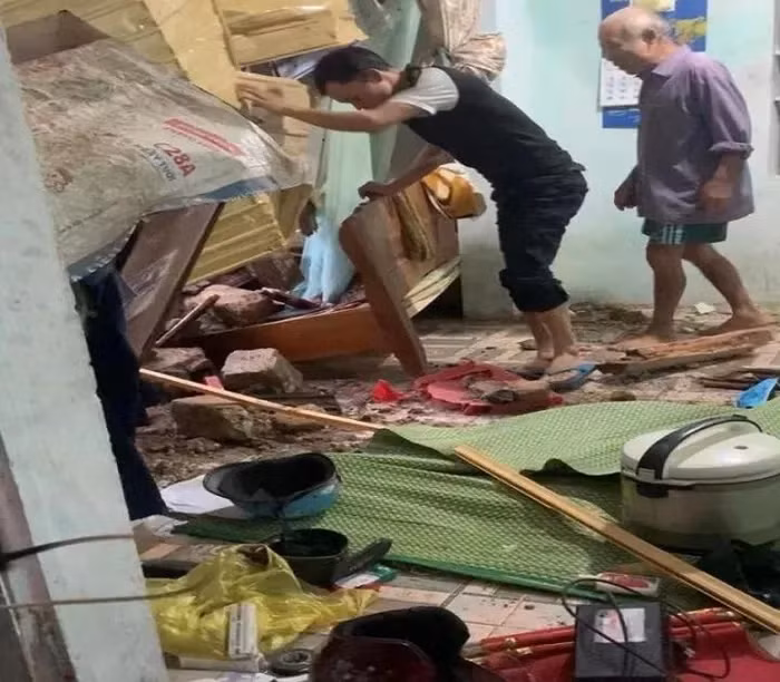Nhà của một hộ dân đổ sập trong lúc ăn cơm.