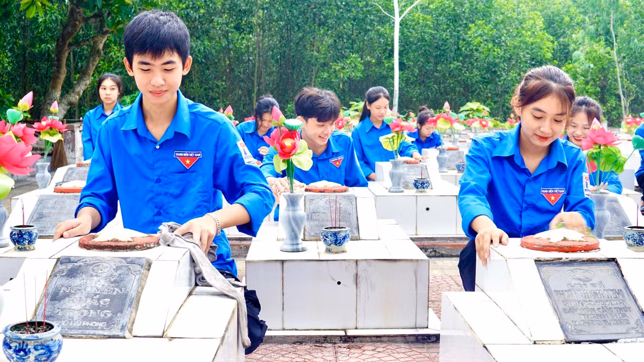 Dịp này, 100% các cơ sở Đoàn ra quân chỉnh trang, cải tạo nghĩa trang liệt sĩ.