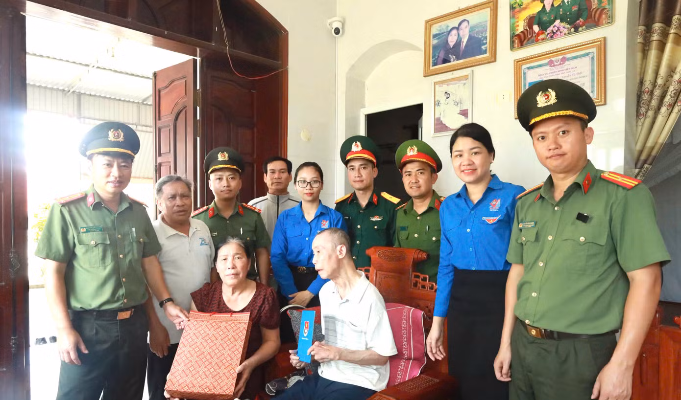 Chiến dịch “Hành quân xanh” là một trong những hoạt động trọng điểm của Chiến dịch Thanh niên tình nguyện Hè do Tỉnh Đoàn Nghệ An phát động với sự tham gia của tuổi trẻ các lực lượng vũ trang trên địa bàn tỉnh. Đây là dịp để mỗi đoàn viên, thanh niên trong lực lượng vũ trang thể hiện tinh thần trách nhiệm, phát huy vai trò xung kích, sẵn sàng hành động vì cộng đồng, vì Tổ quốc. Trong ảnh, đại diện các đơn vị thăm, tặng quà cho gia đình cựu chiến binh có hoàn cảnh khó khăn sau chương trình ra quân cấp tỉnh.