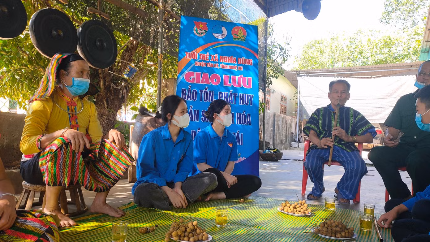 Ngoài được trải nghiệm văn hoá chít khăn, bạn trẻ còn được giao lưu các làn điệu dân ca của đồng bào dân tộc Thái.