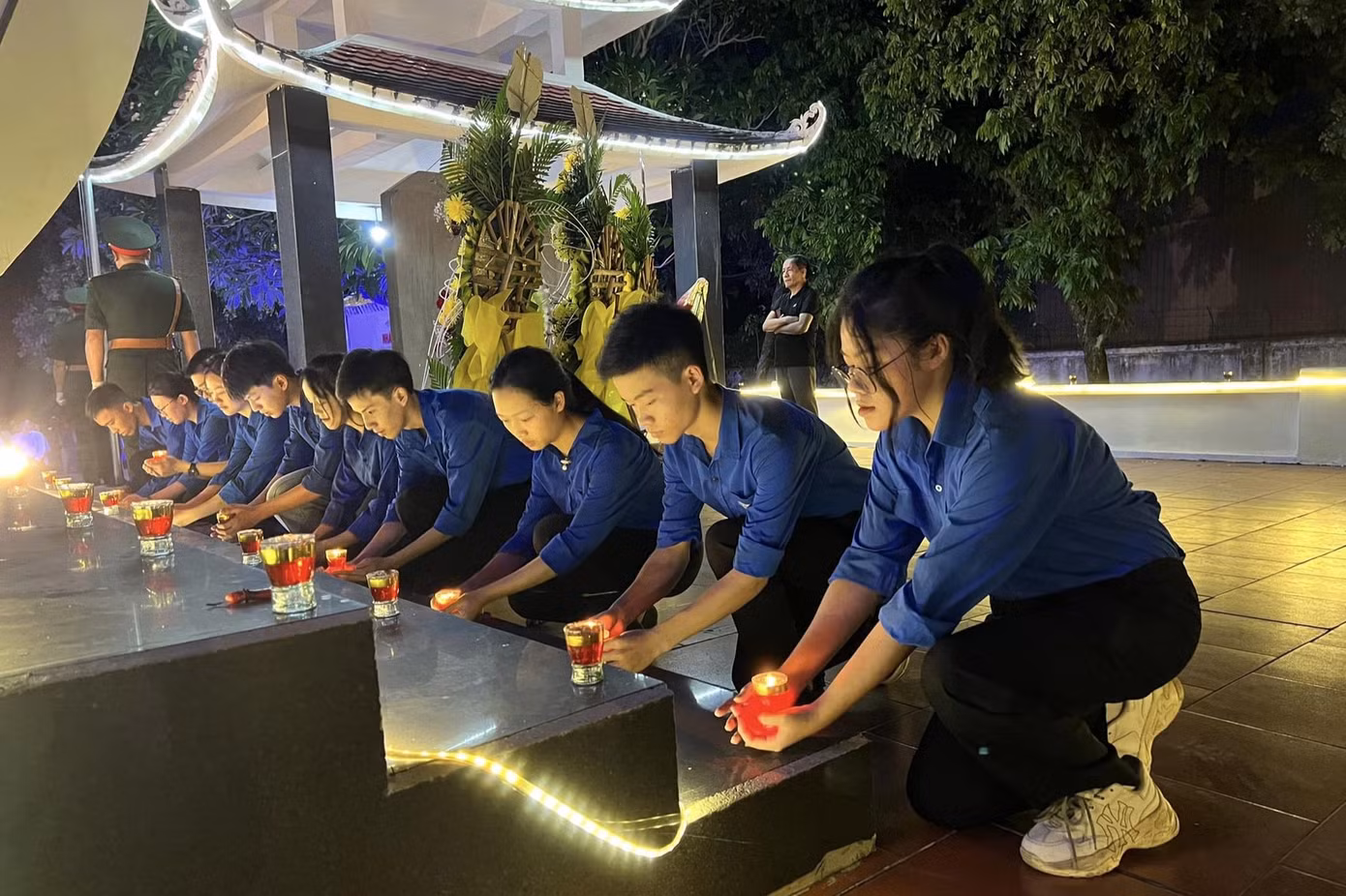 Các cơ sở Đoàn thắp nến tri ân các anh hùng, liệt sĩ.