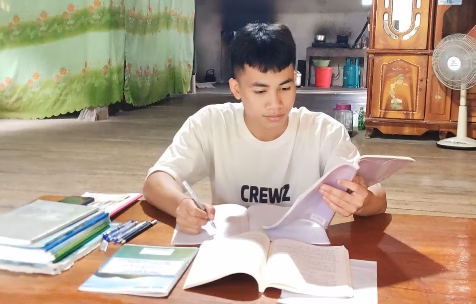 Vi Văn Tuấn là người đồng bào dân tộc Thái, em đạt thủ khoa khối C tỉnh Nghệ An với 28,75 điểm