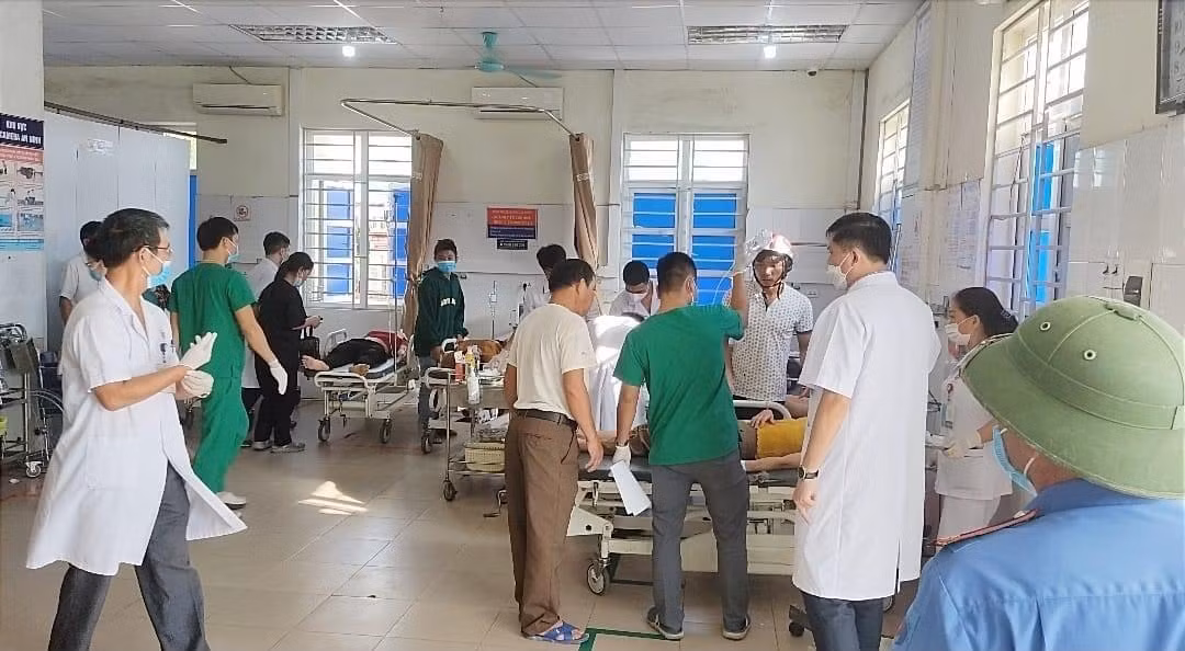Các bác sĩ cấp cứu các bệnh nhân bị thương sau vụ tai nạn Các bác sĩ cấp cứu các bệnh nhân bị thương sau vụ tai nạn