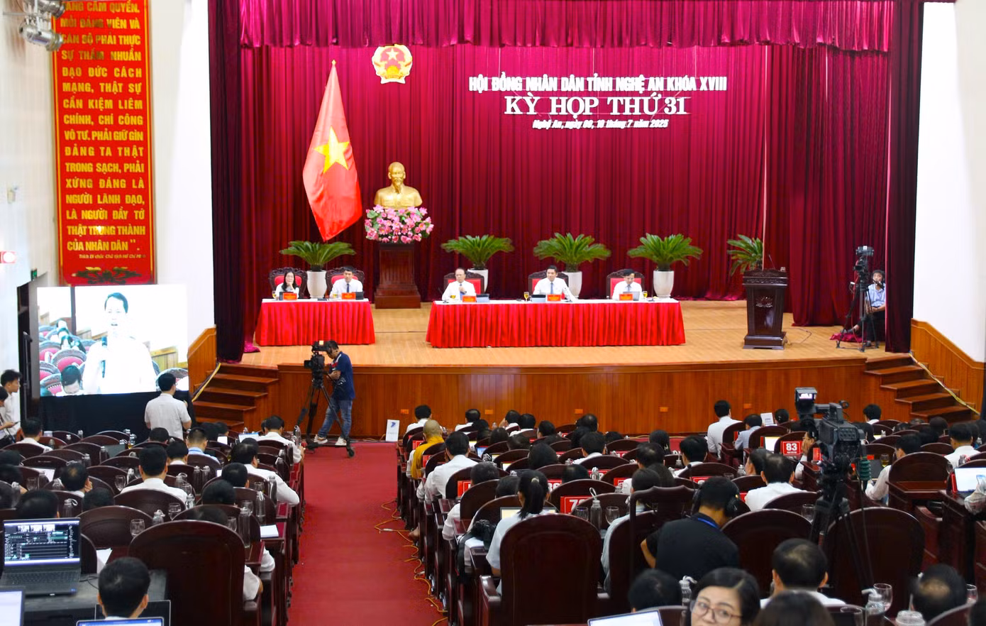 Quang cảnh kỳ họp thứ 31 Hội đồng nhân dân tỉnh Nghệ An khoá 18