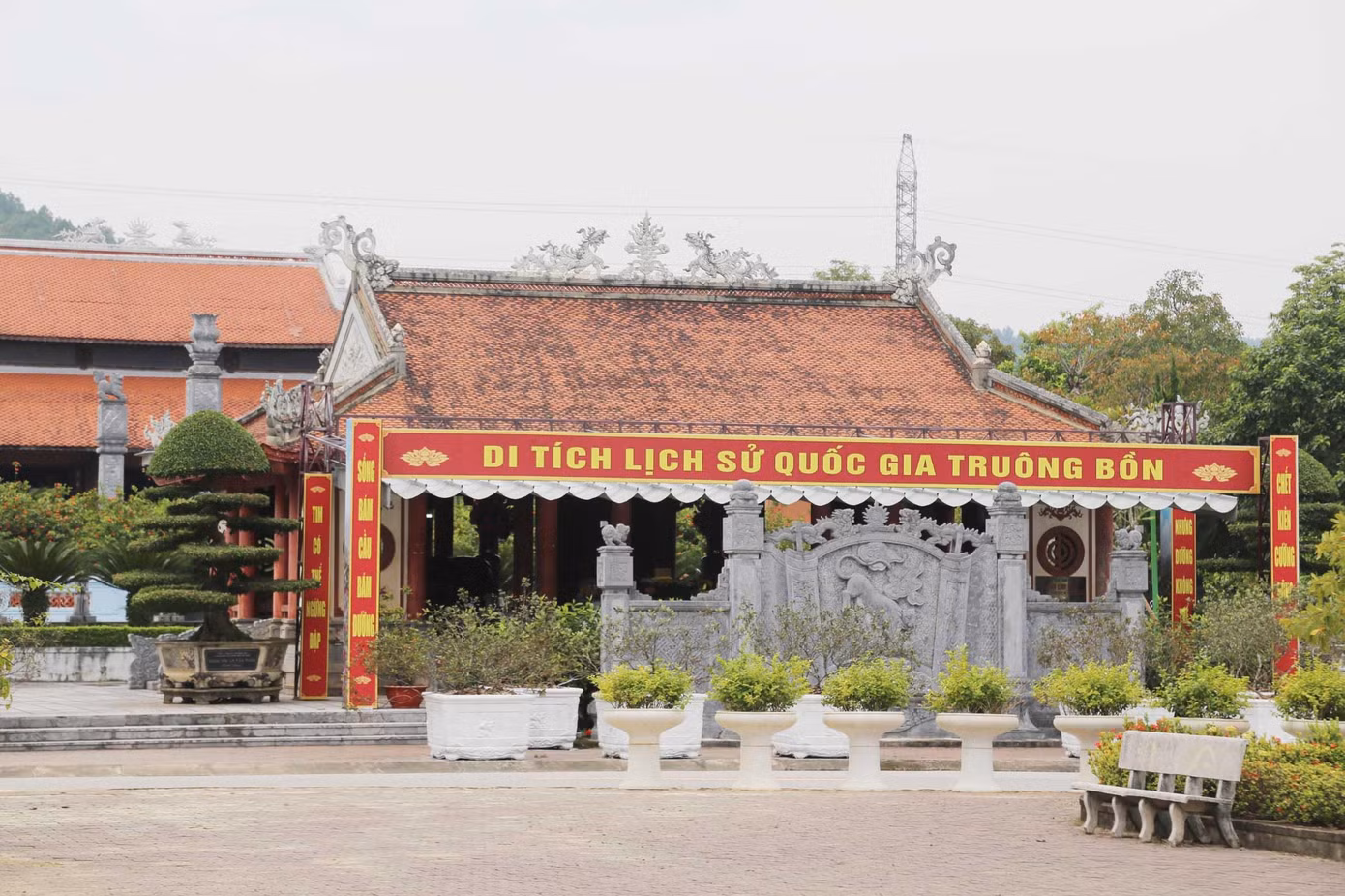Là một vị trí giao thông huyết mạch trên tuyến đường 15A, Truông Bồn (xã Mỹ Sơn, huyện Đô Lương, Nghệ An) trở thành trọng điểm bắn phá ác liệt của đế quốc Mỹ. Để đảm bảo thông tuyến chi viện chiến trường miền Nam, những tiểu đội thanh niên xung phong (TNXP) đã “đội mưa bom, bão đạn” đào đất lấp hố bom, làm cọc tiêu sống. Thất bại trên các chiến trường, đế quốc Mỹ buộc phải ngừng ném bom miền Bắc từ ngày 1/11/1968. Ngày 31/10/1968, 13 TNXP (11 nữ, 2 nam) thuộc tiểu đội 2 của Đại đội 317, Đội 6, Tổng đội TNXP Nghệ An đã ngã xuống trong trận bom ác liệt cuối cùng của địch tại Truông Bồn.