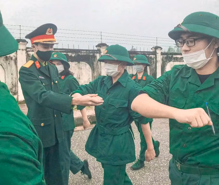 Hỗ trợ giảng viên hướng dẫn học quân sự Hỗ trợ giảng viên hướng dẫn học quân sự
