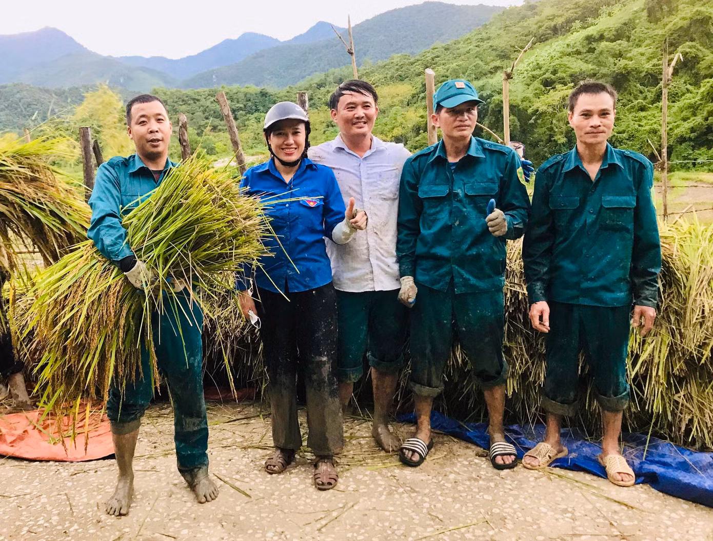 Dù thấm mệt, nhưng trên gương mặt ai cũng rạng ngời niềm vui