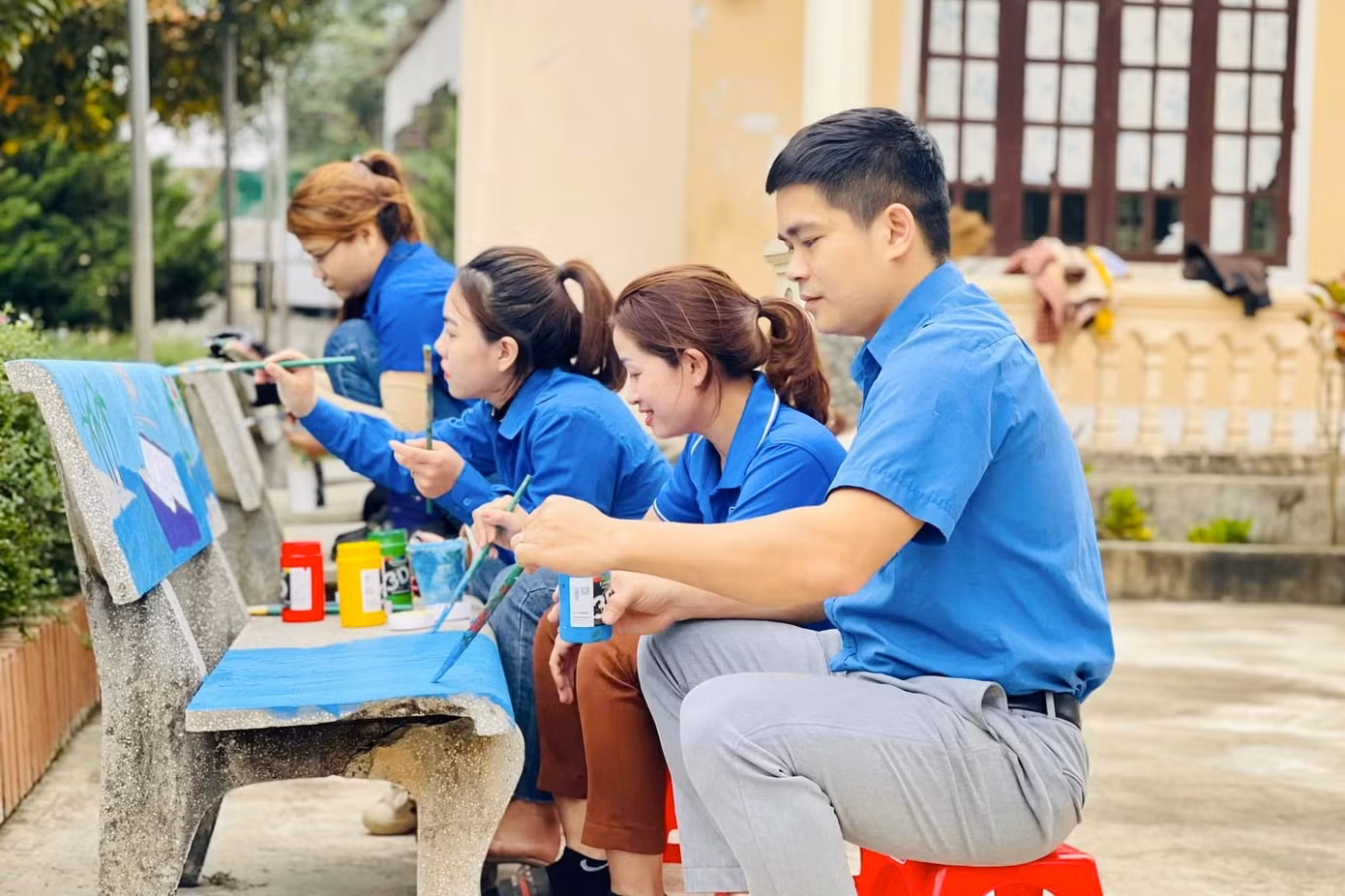 Anh Võ Đức Tùng - Bí thư Huyện Đoàn Nghĩa Đàn cho biết, chủ đề được chọn để vẽ lên những chiếc ghế đá thể hiện thông điệp Tự hào một dải non sông, biển đảo, Bác Hồ với thanh thiếu nhi,... Trong Tháng Thanh niên, đoàn viên thanh niên đã vẽ được 46 bức tranh. Thời gian tới, Huyện đoàn sẽ tiếp tục chỉ đạo các đơn vị triển khai, phấn đấu trong năm hoàn thành 200 bức tranh.