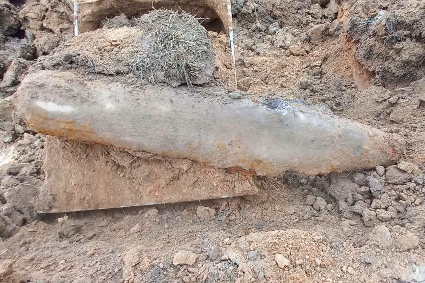 Quả bom nặng 340kg và còn nguyên kíp nổ. Quả bom nặng 340kg và còn nguyên kíp nổ.