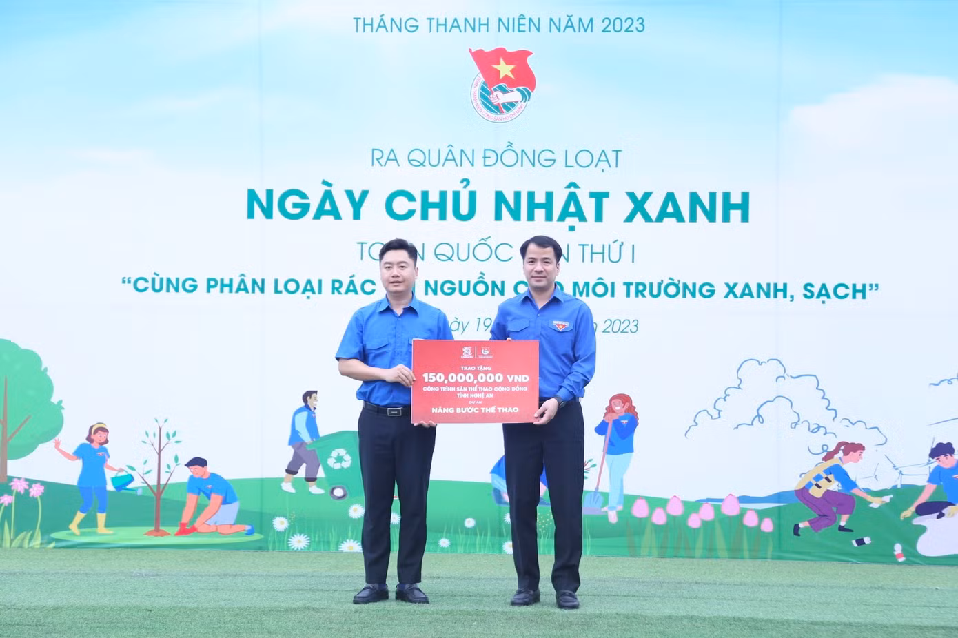 Anh Ngô Văn Cương, Bí thư BCH Trung ương Đoàn, Chủ nhiệm Ủy ban Kiểm tra Trung ương Đoàn thay mặt Ban Bí thư Trung ương Đoàn trao tặng biển hỗ trợ cho Tỉnh Đoàn Nghệ An 1 sân chơi cộng đồng trị giá 150 triệu đồng.