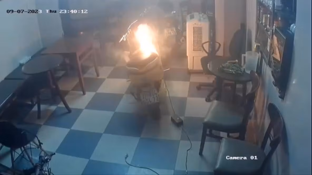 Chiếc xe máy điện đang sạc thì bất ngờ bốc cháy trong đêm.