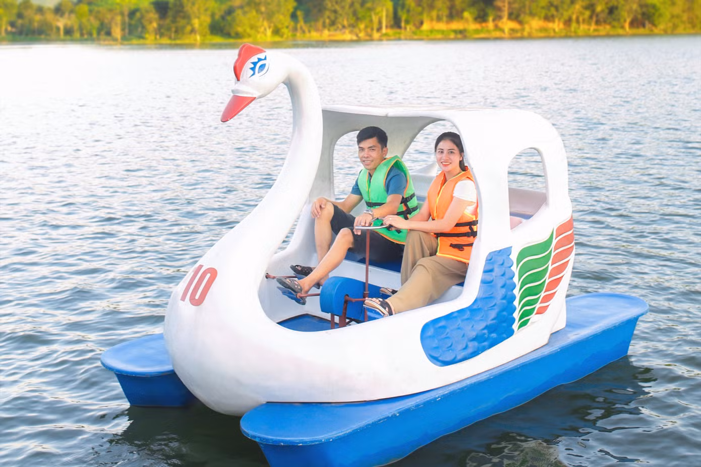 Nhiều bạn trẻ thích thú trải nghiệm chèo kayak, đạp vịt quanh hồ. “Đây là lần đầu tiên mình trải nghiệm chèo kayak, khá thú vị. Năm nay, mình không đi chơi xa mà chọn một số điểm du lịch trong tỉnh để trải nghiệm”, chị Hoàng Minh Anh (29 tuổi, trú TP Vinh, Nghệ An) chia sẻ.