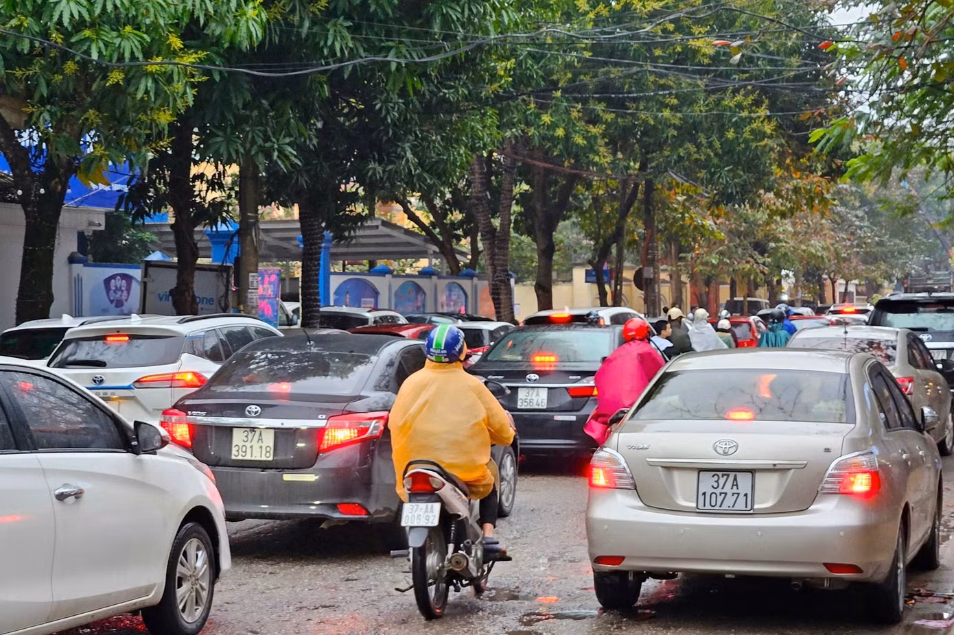 Hiện, cơ sở hạ tầng giao thông tại TP. Vinh phát triển chưa tương xứng với tốc độ gia tăng phương tiện, đặc biệt là ô tô, nên bài toán ùn tắc giao thông vẫn là vấn đề nan giải. Trong ảnh: Các phương tiện di chuyển khó khăn trên đường Đinh Công Tráng.