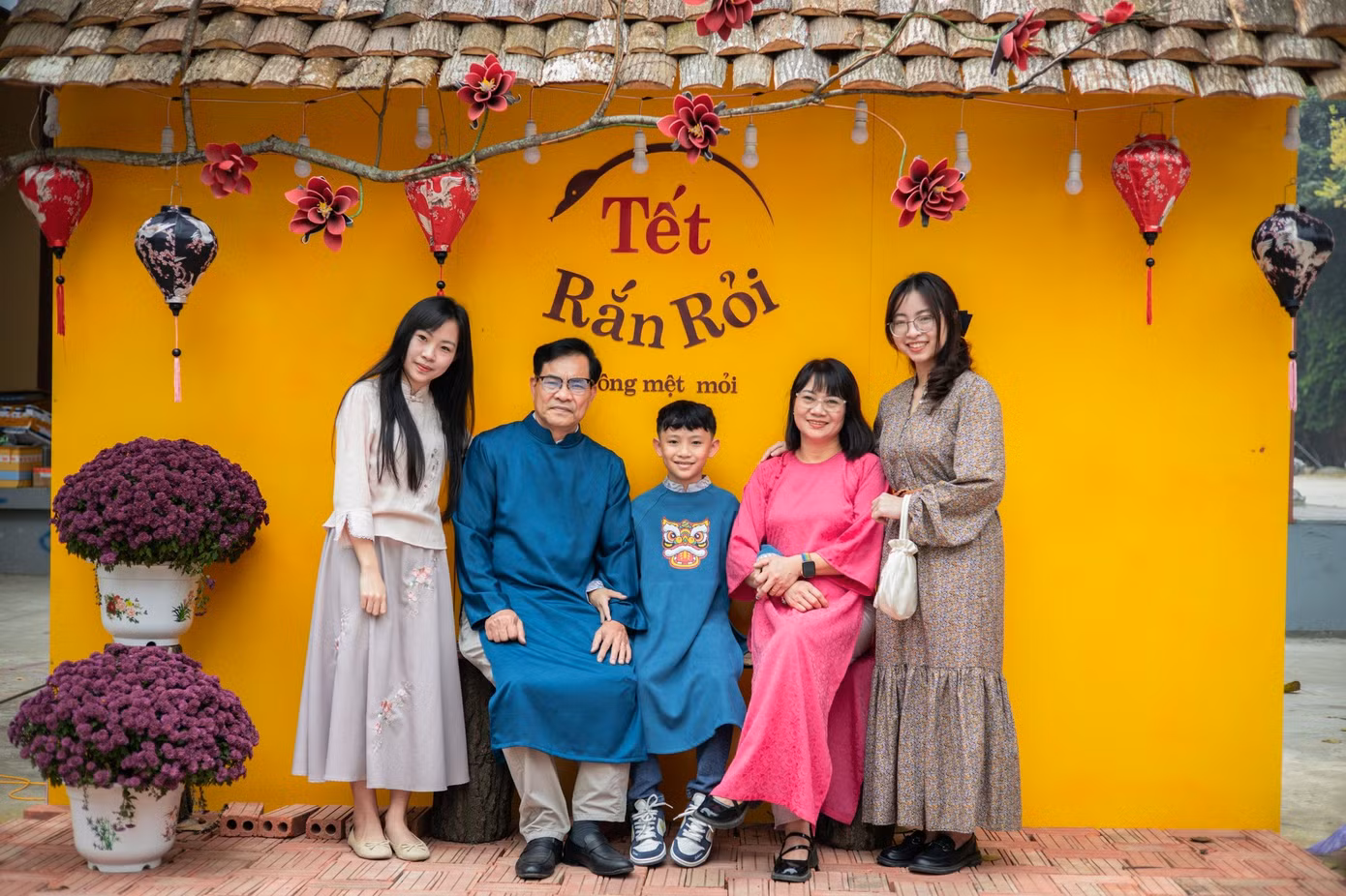 Nhiều gia đình cũng đã đến chùa chiêm bái, check-in.