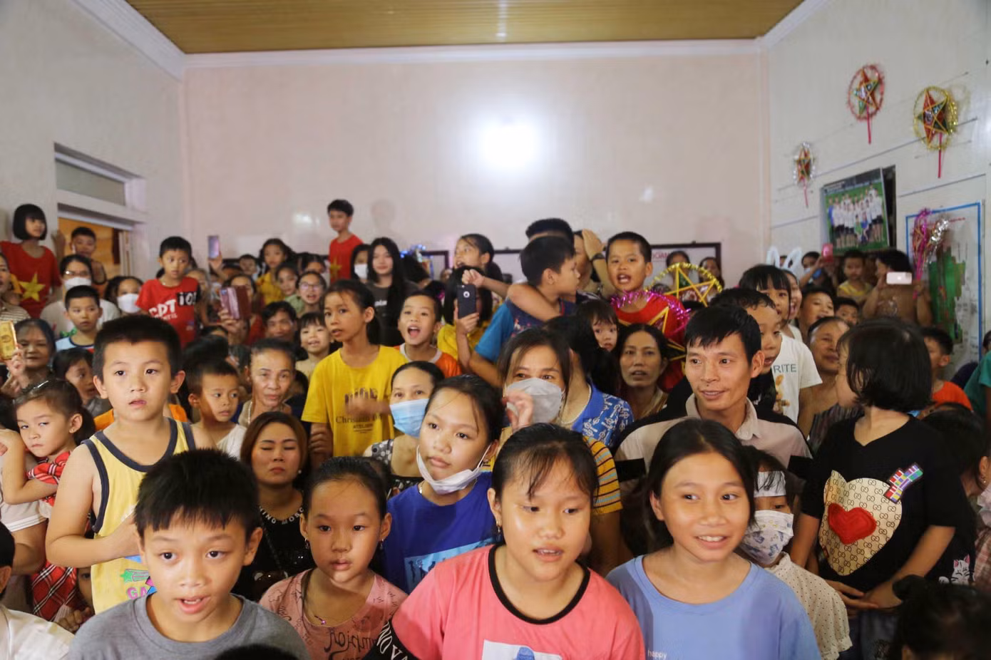 Chương trình thu hút hàng trăm em nhỏ và người dân háo hức tham gia.