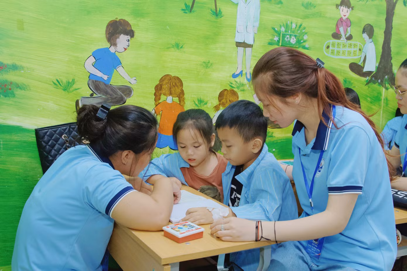Liên tục nhập viện truyền máu nên việc học của em vì thế mà bị gián đoạn. Khi biết có lớp học này, Phương đã rất háo hức. Những bỡ ngỡ ban đầu cũng dần tan biến. Em nhanh chóng hòa nhịp cùng các bạn để đọc thơ, làm toán, vẽ tranh, tô màu. “Con được các anh chị tình nguyện dạy kiến thức, kỹ năng sống. Từ khi tham gia lớp học, con thấy vui hơn, tinh thần thoải mái hơn, không còn quá buồn vì phải suốt ngày nằm trên giường bệnh nữa”, Phương tâm sự.