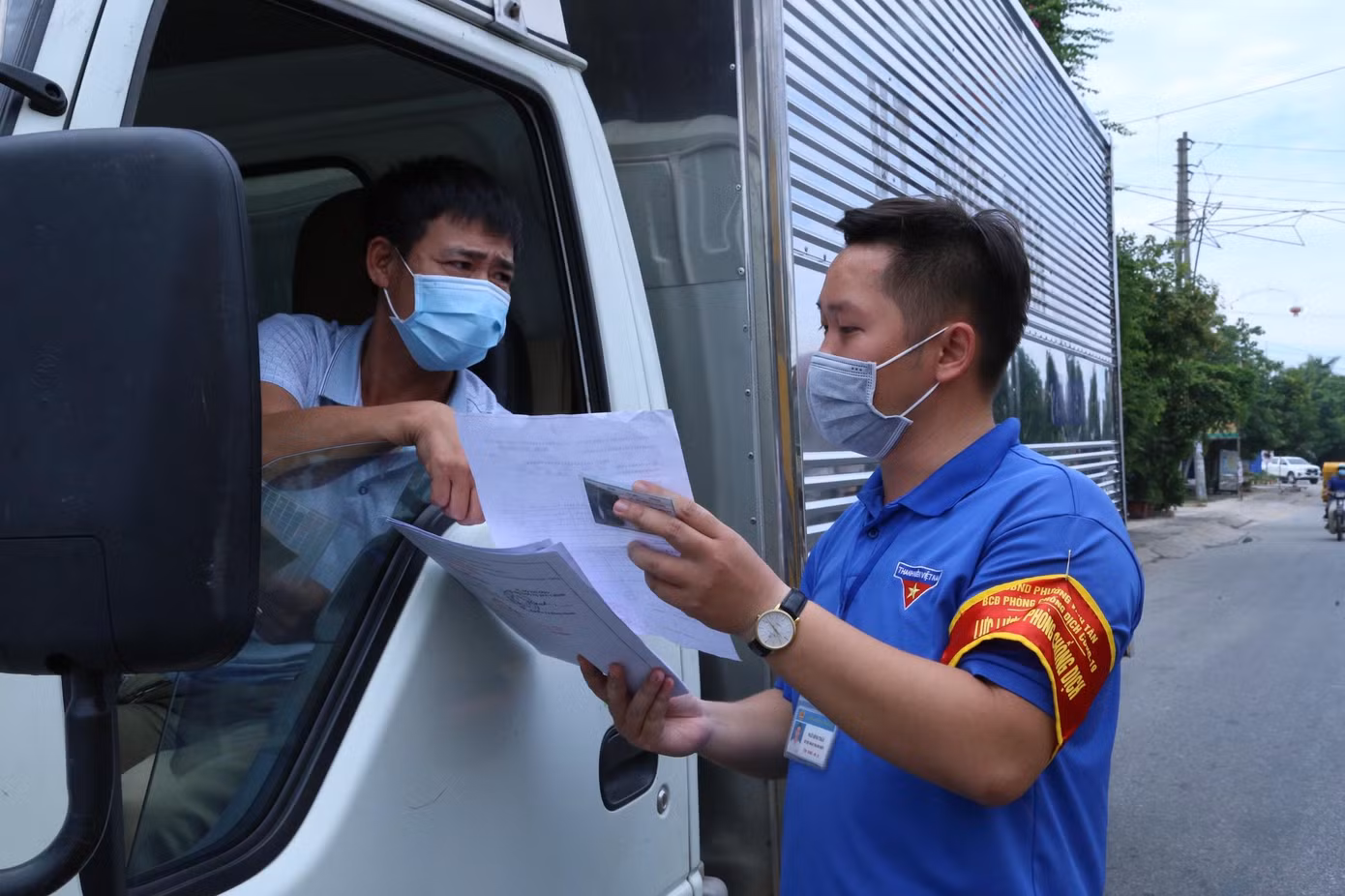 Anh Ngô Đình Thái kiểm tra giấy tờ đối với trường hợp muốn qua chốt kiểm soát. Anh Ngô Đình Thái kiểm tra giấy tờ đối với trường hợp muốn qua chốt kiểm soát.