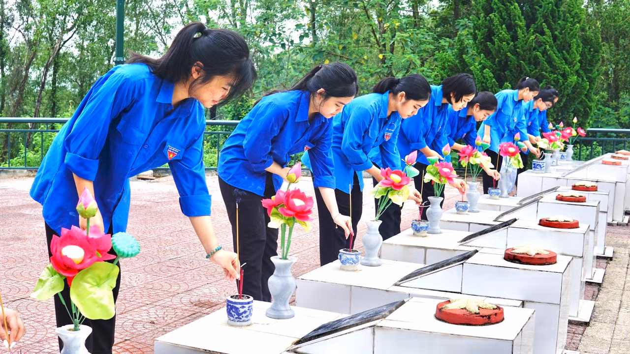Đoàn viên thanh niên dâng hương tưởng niệm các anh hùng, liệt sĩ.