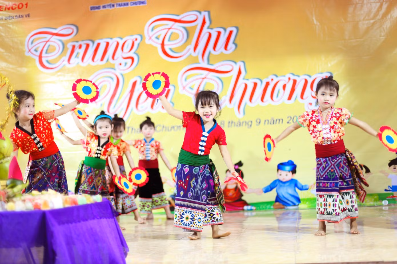 Những tiết mục văn nghệ do chính các em biểu diễn tạo nên không khí vui tươi cho chương trình