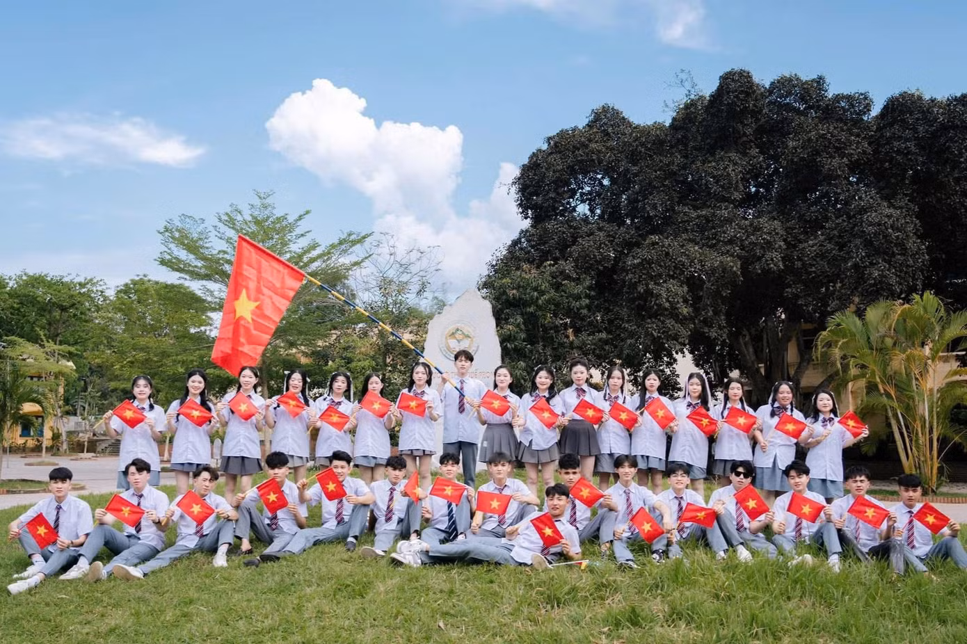 Bộ ảnh kỷ yếu đầy ý nghĩa, chụp với lá cờ Tổ quốc của học sinh Trường THPT Quế Phong, huyện Quế Phong.