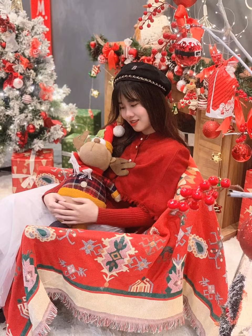 Nắm bắt xu hướng này, các quán cà phê cũng đã bài trí không gian Giáng sinh đủ sắc màu rực rỡ nhằm hút khách. Có những điểm khách đến thưởng thức thức uống thì không mất phí; có những điểm phải trả phí chụp ảnh với mức giá 20.000 - 50.000 đồng/lượt (tuỳ theo yêu cầu của khách có thuê thêm người chụp hay phụ kiện khác).
