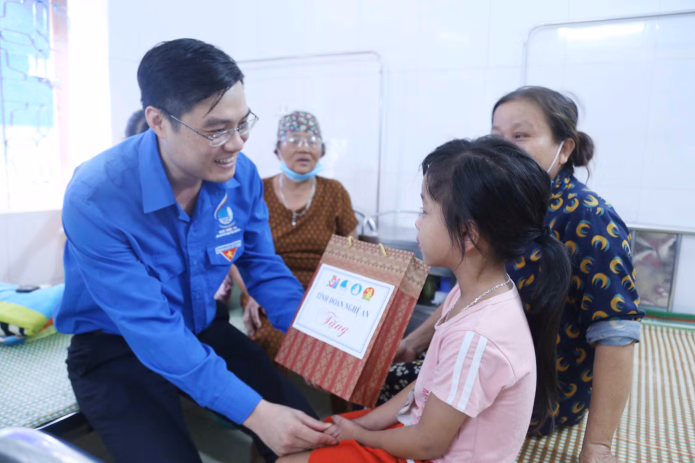 Chiều cùng ngày, BTV Tỉnh Đoàn Nghệ An đã tới thăm và trao 15 suất quà cho 15 em nhỏ đang điều trị tại Bệnh viện Đa khoa huyện Diễn Châu