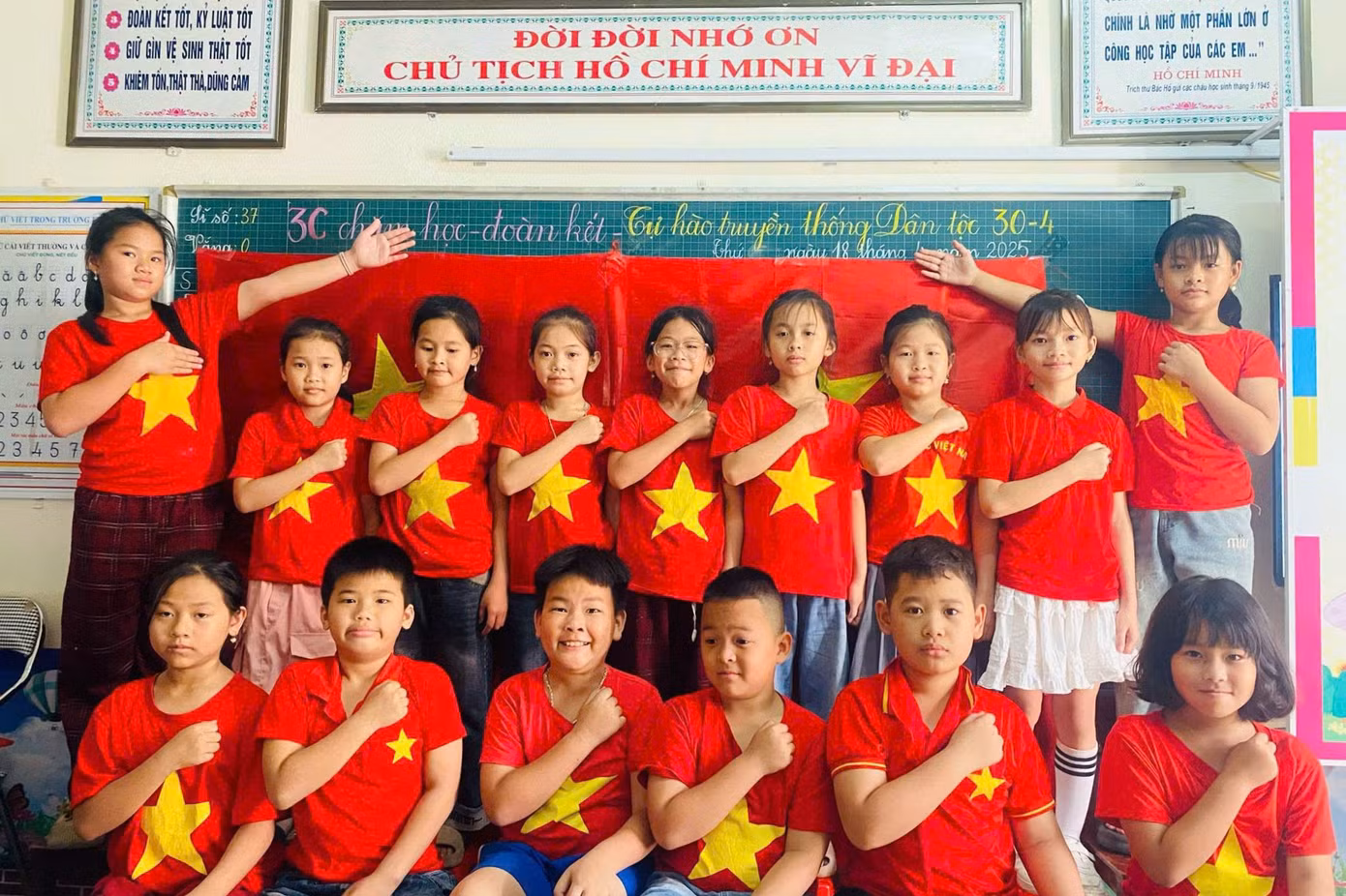 Dịp này, 100% liên đội trên địa bàn tỉnh Nghệ An hưởng ứng "Tuần lễ áo cờ đỏ sao vàng" nhân kỷ niệm 50 năm ngày đất nước thống nhất.