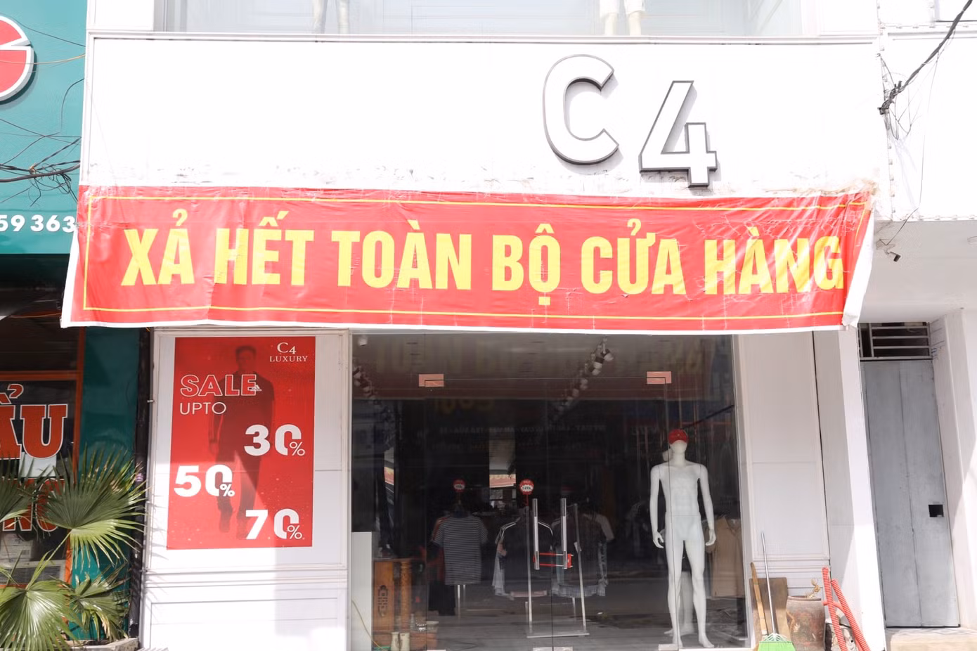 Hiện nay, giá cho thuê ki-ốt dọc phố Nguyễn Văn Cừ chỉ còn dao động từ 10-50 triệu đồng/tháng. “50 triệu là giá thuê cho cả 1 căn nhà lớn, nhiều tầng, có thể làm trụ sở công ty. Còn các ki-ốt đơn lẻ giá thuê chỉ khoảng chục triệu/tháng. Tôi thuê ki-ốt ở đây 15 triệu/tháng, nhưng ít khách nên thua lỗ, sắp tới tôi sẽ trả ki-ốt”, chị Trang, tiểu thương kinh doanh quần áo chia sẻ.