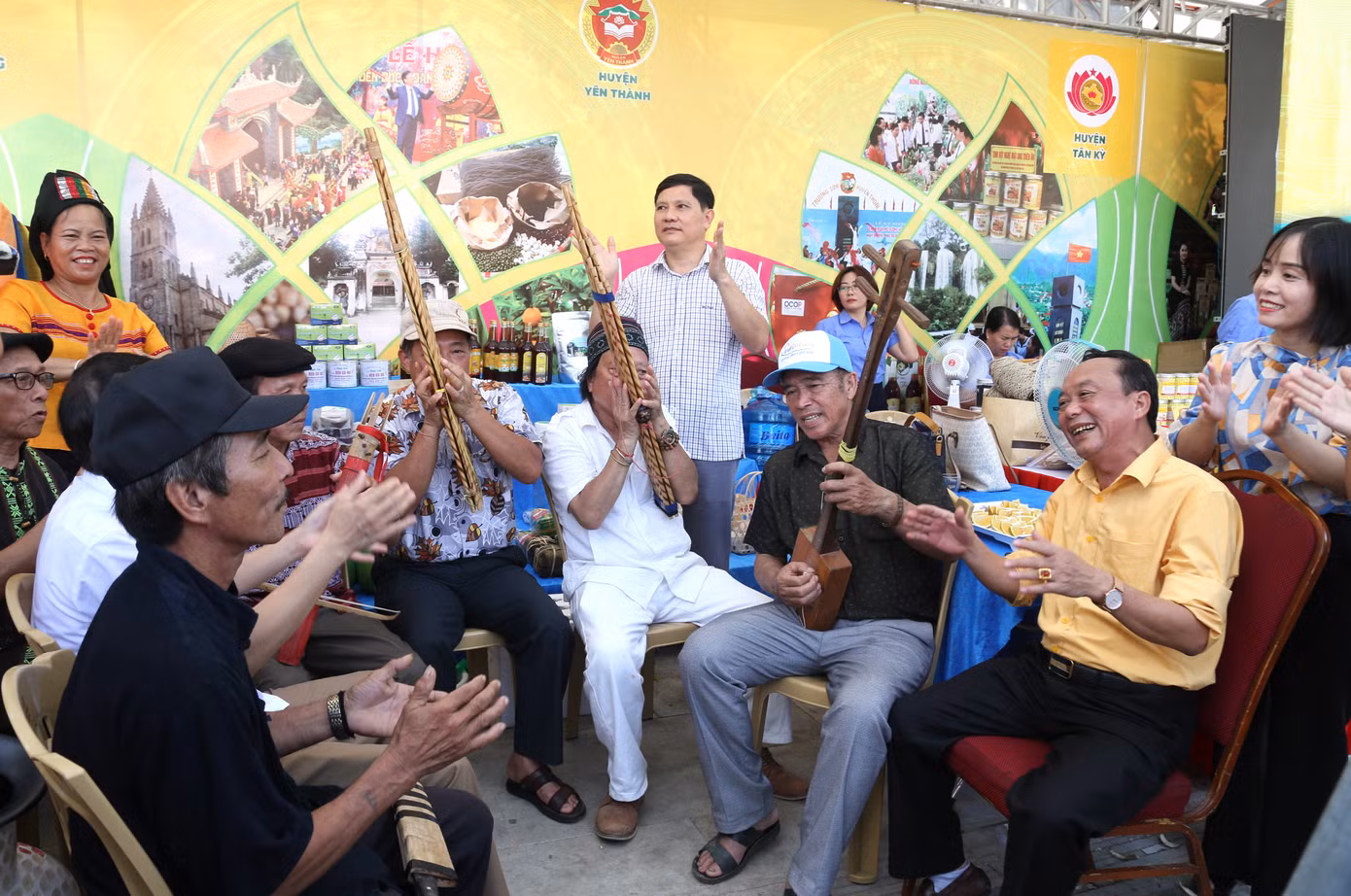 Chủ đề xuyên suốt chương trình "Ngày hội kết đoàn" tỉnh Nghệ An năm 2023 là tinh thần đại đoàn kết toàn dân tộc, chung sức đồng lòng để thực hiện thắng lợi các nhiệm vụ phát triển kinh tế - xã hội, đảm bảo quốc phòng, an ninh, xây dựng khối đại đoàn kết toàn dân tộc vững mạnh. Hoạt động trưng bày các sản phẩm đặc trưng vùng miền để giới thiệu, quảng bá hình ảnh đặc sắc về văn hóa các dân tộc, các sản phẩm OCOP, sản phẩm đặc trưng của các vùng, miền trên địa bàn tỉnh nhà và 2 tỉnh bạn Hà Tĩnh, Thanh Hóa; góp phần đẩy mạnh thực hiện có hiệu quả cuộc vận động “Người Việt Nam ưu tiên dùng hàng Việt Nam” và phong trào “Mỗi xã một sản phẩm – OCOP".