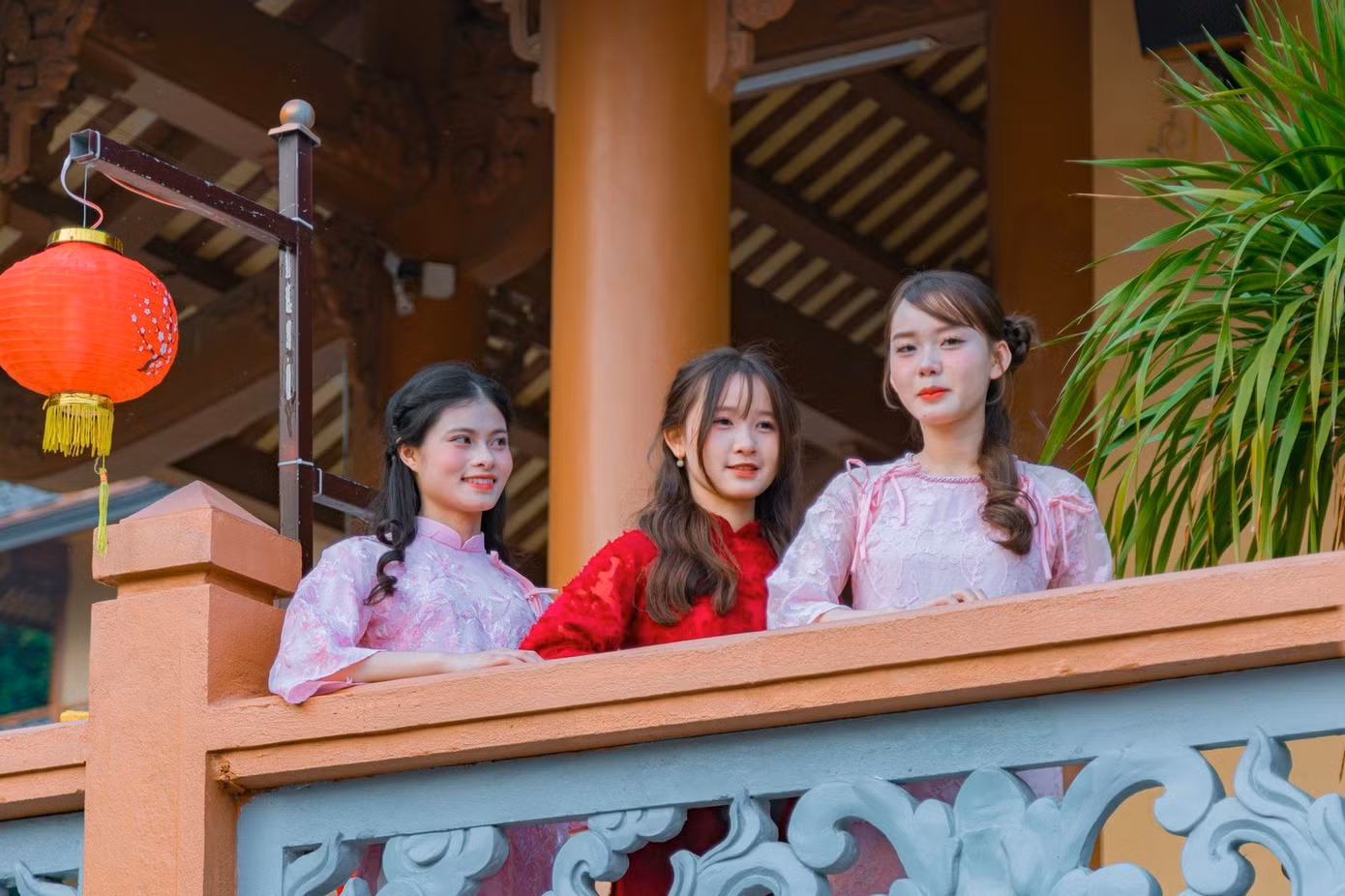 Hoàng Bảo Hân (18 tuổi, trú huyện Diễn Châu) cùng nhóm bạn đến chùa từ sớm để chụp ảnh. Cảnh vật, không gian yên bình của ngôi chùa khiến nhóm bạn trẻ cảm thấy an yên trong những cận Tết. “Cả nhóm đã lên kế hoạch thuê áo dài, make-up và chọn khung giờ chụp lý tưởng để tận dụng ánh sáng tự nhiên để chụp được nhiều ảnh ưng ý. Khung cảnh ở chùa rất đẹp”, Hân chia sẻ.