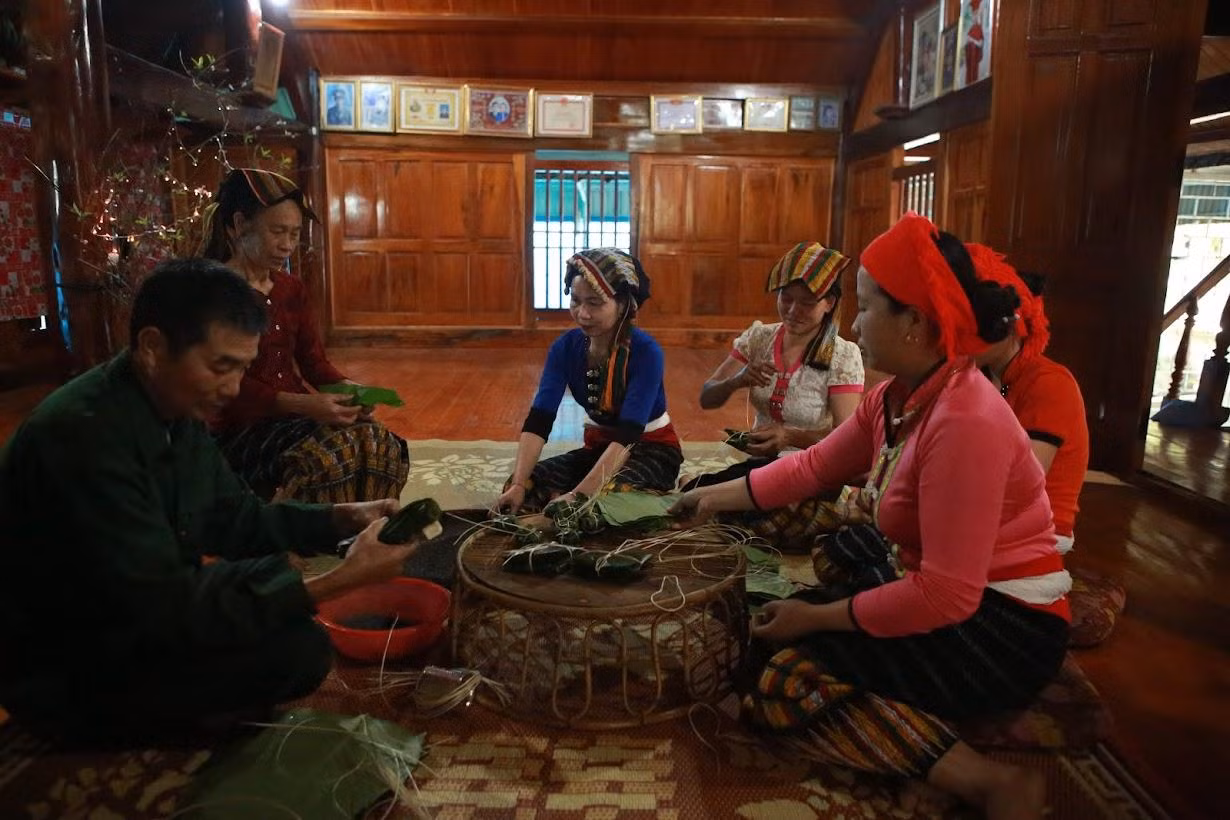 Cứ đến ngày 29 tháng Chạp hằng năm, đồng bào dân tộc Thái Tày Thanh (Thái đen) ở huyện Quỳ Hợp, Nghệ An lại tất bật gói bánh chưng đen - loại bánh truyền thống không thể thiếu trên mâm cúng vào ngày Tết của người dân nơi đây. Ngoài hiên nhà, rộn ràng tiếng cười nói của những người con gái Thái, tiếng chày giã gạo, mọi người cùng nhau làm nên chiếc bánh chưng đen độc đáo.