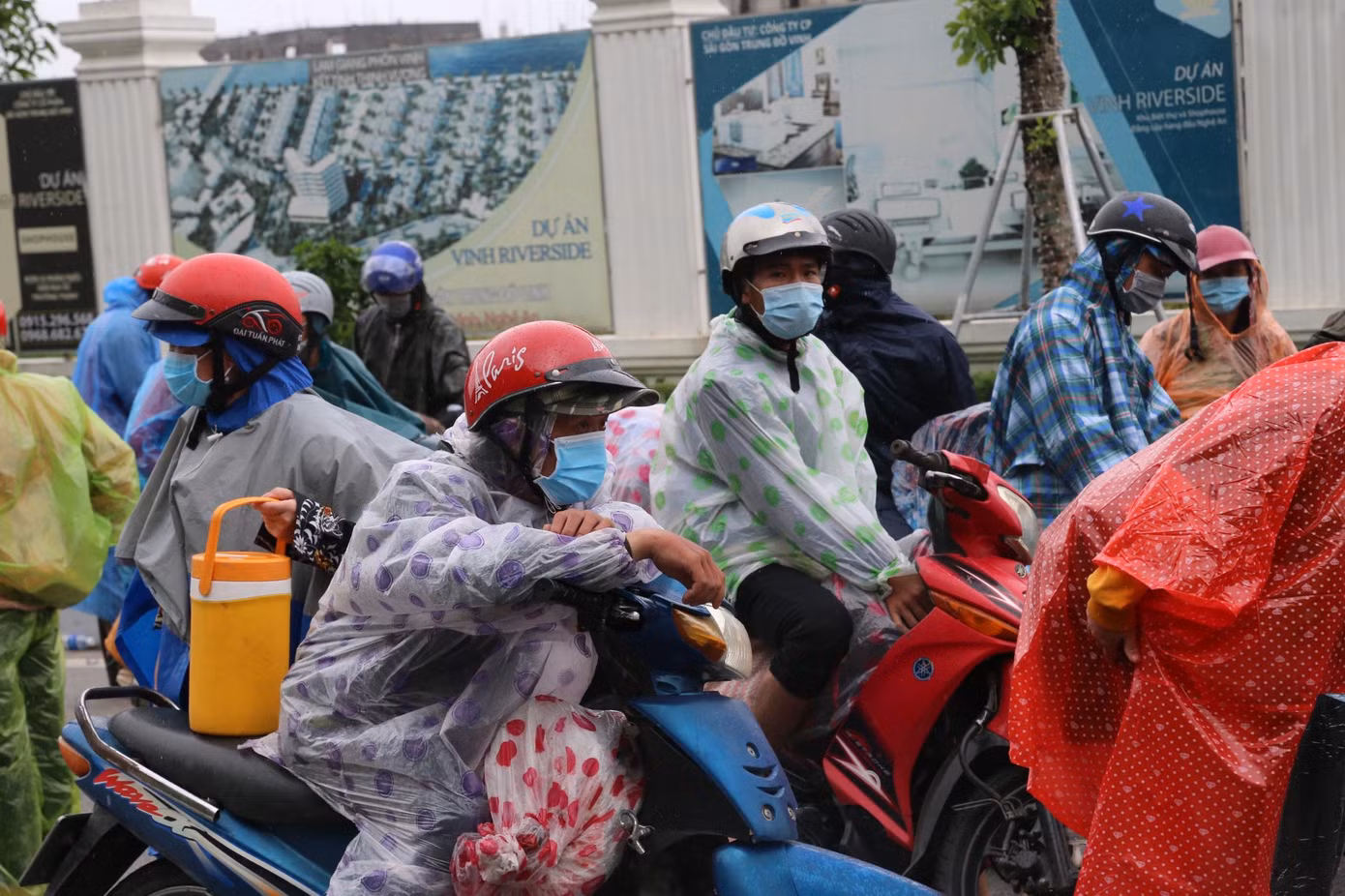 Đa số quê ở các tỉnh phía Bắc, trên hành trình về quê, họ đã vượt khoảng 1.000 km từ TPHCM và các tỉnh phía Nam đến Nghệ An và sẽ tiếp tục di chuyển thêm hàng trăm km.
