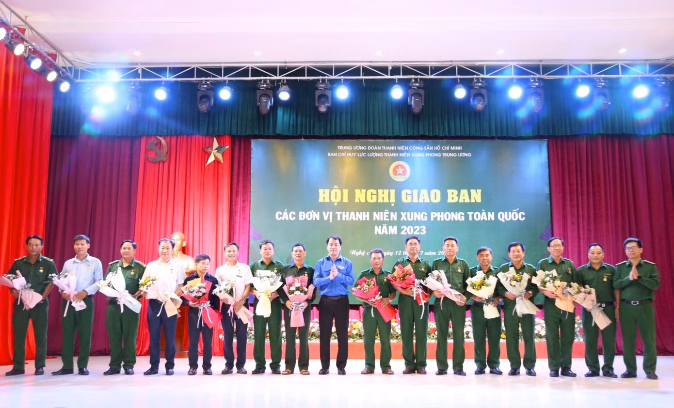 Các TNXP tiêu biểu toàn quốc nhận Kỷ niệm chương TNXP của T.Ư Đoàn