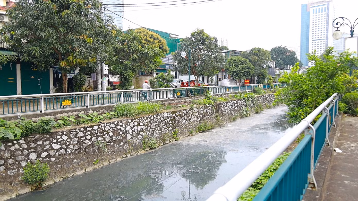 Ông Đinh Xuân Trường, Chủ tịch UBND phường Cửa Nam cho hay: “Qua các cuộc tiếp xúc cử tri, người dân đã nhiều lần phản ánh về tình trạng ô nhiễm môi trường tại khu vực hào thành. Trước thực trạng này, phường đã chủ động tham mưu với UBND TP Vinh để có hướng xử lý phù hợp. UBND TP Vinh đã tiếp thu ý kiến của người dân và bố trí nguồn lực để triển khai các giải pháp khắc phục. Hiện nay, dự án nạo vét và xử lý ô nhiễm khu vực hào thành đang được triển khai. Đồng thời, trạm bơm cưỡng chế nước từ khu vực cầu Cửa Tiền cũng đang trong quá trình thi công”. Ông Đinh Xuân Trường, Chủ tịch UBND phường Cửa Nam cho hay: “Qua các cuộc tiếp xúc cử tri, người dân đã nhiều lần phản ánh về tình trạng ô nhiễm môi trường tại khu vực hào thành. Trước thực trạng này, phường đã chủ động tham mưu với UBND TP Vinh để có hướng xử lý phù hợp. UBND TP Vinh đã tiếp thu ý kiến của người dân và bố trí nguồn lực để triển khai các giải pháp khắc phục. Hiện nay, dự án nạo vét và xử lý ô nhiễm khu vực hào thành đang được triển khai. Đồng thời, trạm bơm cưỡng chế nước từ khu vực cầu Cửa Tiền cũng đang trong quá trình thi công”.