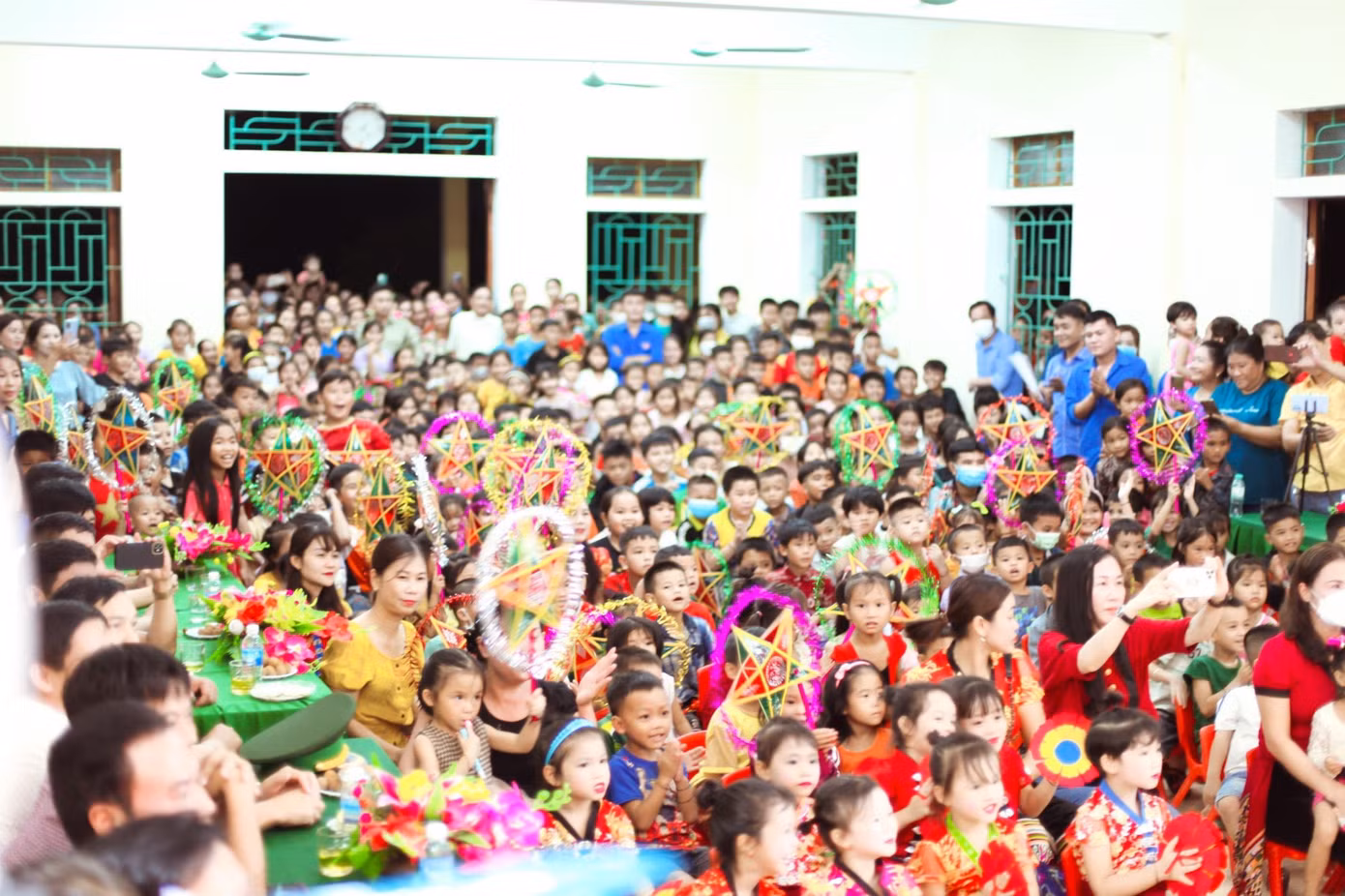 Hòa chung niềm vui Tết Trung thu, BTV Huyện đoàn Thanh Chương (Nghệ An) phối hợp với các đơn vị tổ chức chương trình “Trung thu yêu thương” cho các em thiếu niên nhi đồng ở vùng tái định cư Ngọc Lâm, Thanh Sơn. (Ảnh: TH)