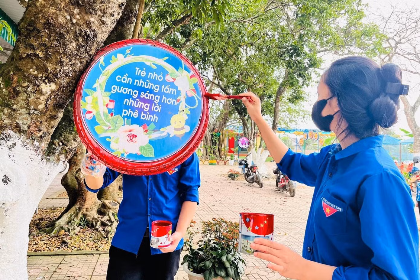 Thực hiện “Hành trình thứ hai của lốp xe”, đoàn viên thanh niên huyện Thanh Chương triển khai công trình sân chơi thể thao ngoài trời từ những vật liệu tái chế. Tận dụng những lốp xe cũ, bằng đôi tay khéo léo, các bạn trẻ đã sáng tạo nên những đồ vật trang trí và nhiều dụng cụ, đồ chơi phong phú khác, hình thành nên điểm vui chơi tại khuôn viên trường mầm non dành cho các em thiếu nhi.