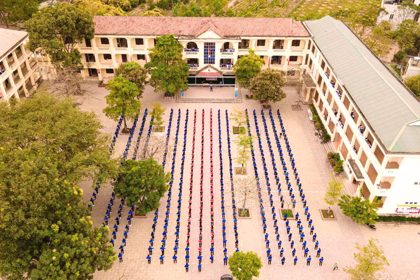 Hội thi “Đồng diễn sân trường” được tổ chức với sự tham gia của 8 trường THPT, Trung tâm giáo dục nghề nghiệp – giáo dục thường xuyên trên địa bàn huyện Quỳnh Lưu, Nghệ An với sự tham gia của hơn 4.000 đoàn viên, thanh niên. Ảnh: Thu Hiền.