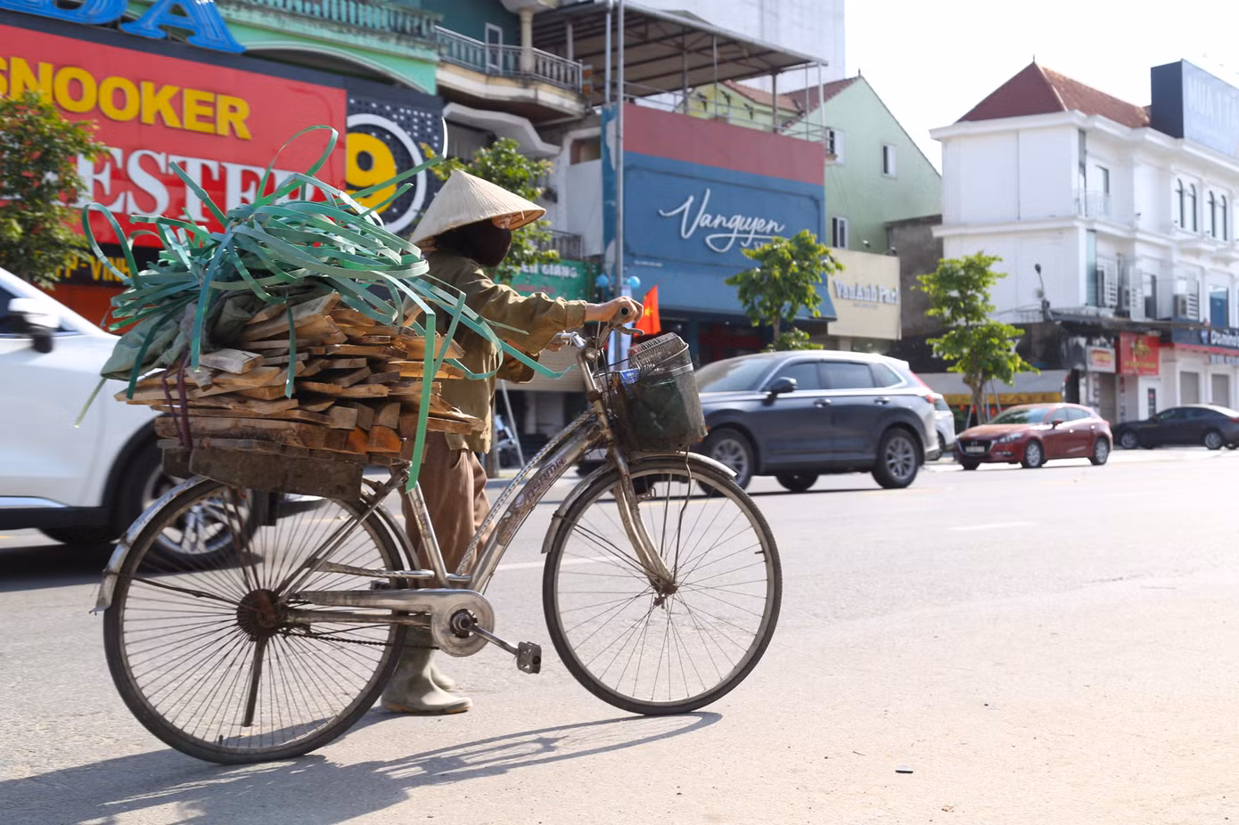 Thời tiết nắng nóng, những người làm công việc nhặt phế liệu vẫn chăm chỉ làm việc.