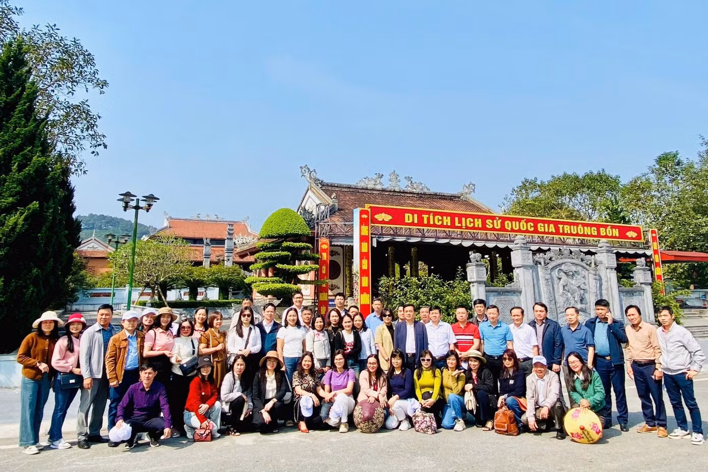 Ông Phan Trọng Lộc, Giám đốc Khu Di tích lịch sử quốc gia Truông Bồn cho biết từ đầu tháng Tư đến nay, Khu di tích Truông Bồn đã đón gần 30.000 lượt khách đến tham quan, dâng hương tưởng niệm, trong đó phần lớn là các đoàn học sinh, cựu chiến binh, cựu thanh niên xung phong và nhân dân từ khắp mọi miền đất nước. Riêng trong 3 ngày nghỉ lễ vừa qua, khu di tích đón hơn 12.000 lượt khách đến tham quan, dâng hương tưởng niệm.