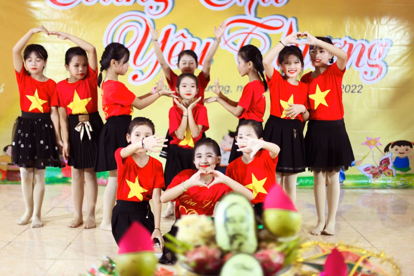 Dịp này, BTC đã trao 60 suất quà ý nghĩa cho các em thiếu niên nhi đồng có hoàn cảnh khó khăn ở xã tái định cư Ngọc Lâm.