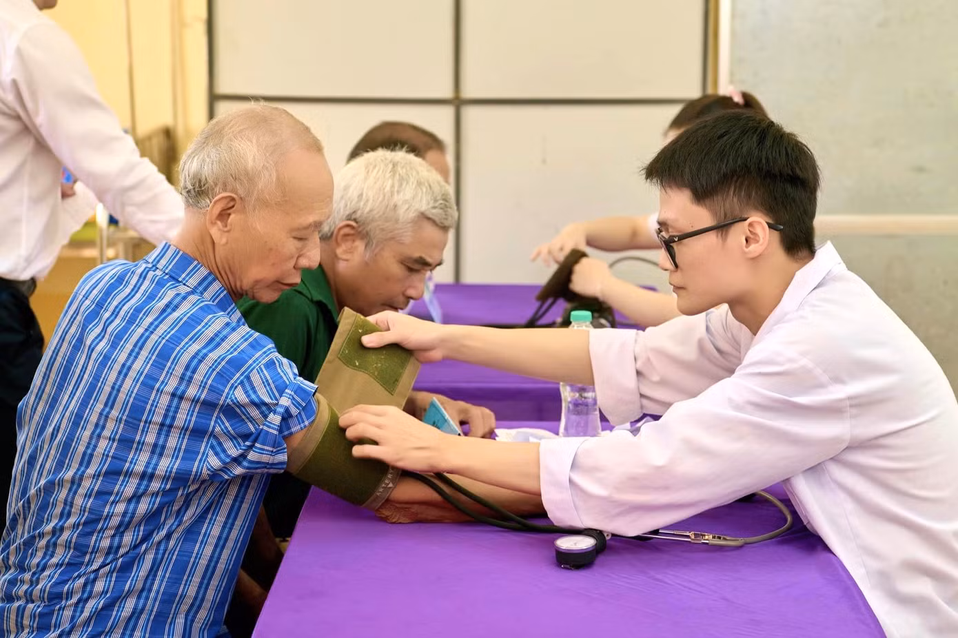 Các y, bác sĩ đã ân cần thăm hỏi, động viên các bác, giúp họ cảm nhận được sự ấm áp, phần nào xoa dịu đi những mất mát, nỗi đau trong chiến tranh.