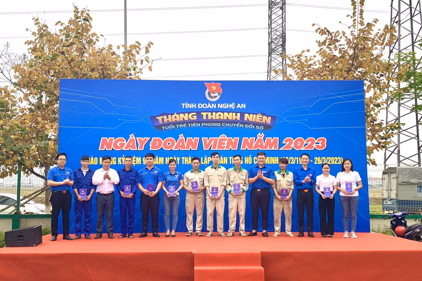 Tặng 10 suất quà cho 10 thanh niên công nhân có hoàn cảnh khó khăn
