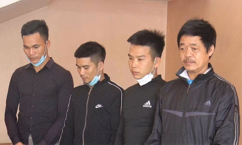 Bốn đối tượng tại cơ quan công an