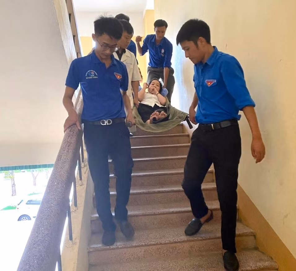Bị tai nạn giao thông trật khớp háng khiến việc di chuyển của Thư gặp nhiều khó khăn