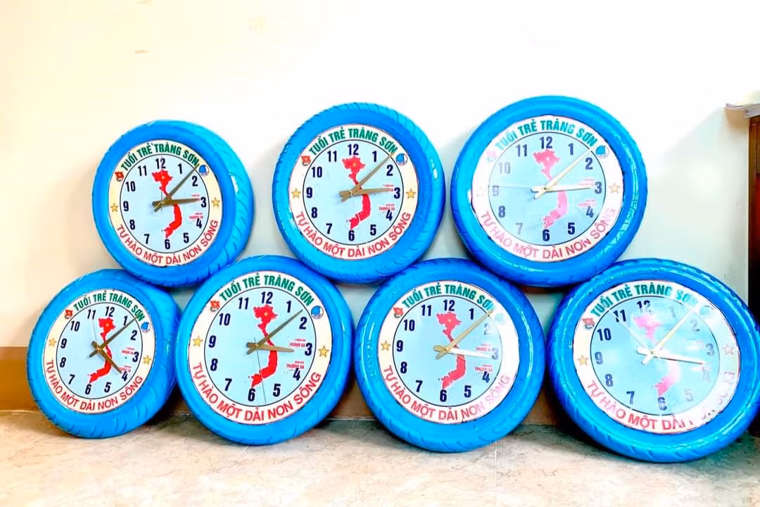 Chị Phan Thị Hương - Bí thư Đoàn xã Tràng Sơn, huyện Đô Lương, Nghệ An cho biết, hưởng ứng cuộc vận động “Tự hào một dải non sông”, đoàn xã lên ý tưởng biến những lốp xe cũ thành đồng hồ, bên trong gắn bản đồ Việt Nam để tặng cho nhà văn hóa 7 xóm trên địa bàn.