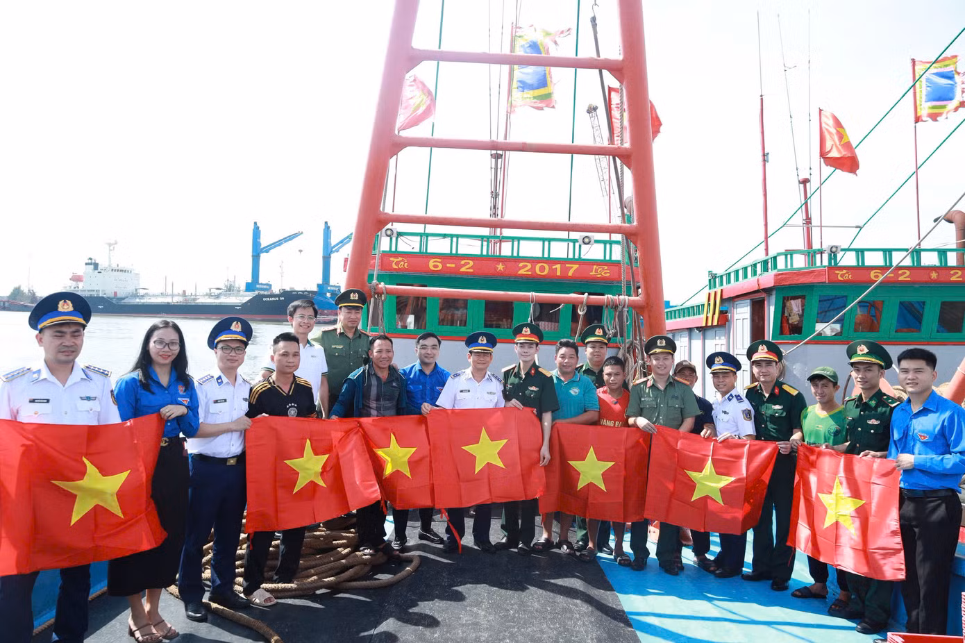 Hướng về biển đảo, tuổi trẻ Bộ Chỉ huy Quân sự tỉnh và Bộ Chỉ huy Bộ đội Biên phòng tỉnh đã trao tặng 200 ảnh Bác Hồ, 400 lá cờ Tổ quốc và 10 suất quà cho ngư dân tại địa phương. Những món quà không chỉ mang giá trị vật chất mà còn là nguồn động viên tinh thần to lớn, tiếp thêm niềm tin để bà con vươn khơi bám biển, góp phần bảo vệ chủ quyền thiêng liêng của Tổ quốc.