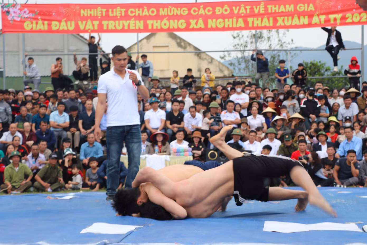 Theo quy định, các đô vật khiến đối thủ ngã, lưng chạm đất sẽ giành chiến thắng. Mỗi đô vật nếu giành chiến thắng liên tiếp không được thi đấu quá 3 trận.